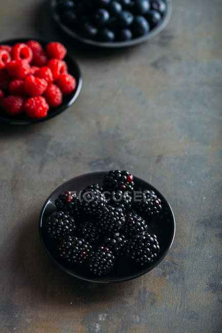Raspberries, blackberries and blueberries — Stock Photo