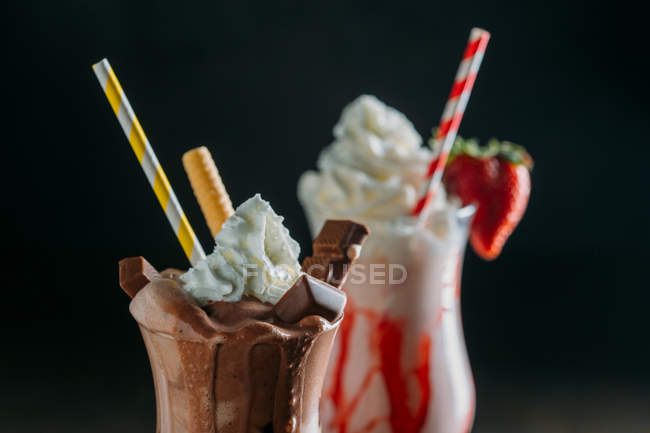Клубничные и шоколадные коктейли — стоковое фото