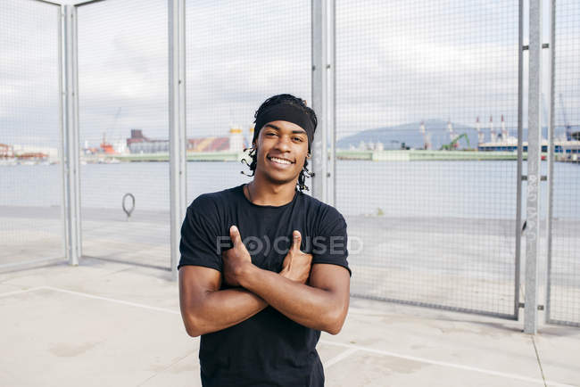 Homme noir posant sur un terrain de sport — Photo de stock