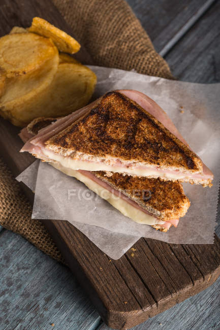 Гриль шинка та сирний бутерброд — стокове фото