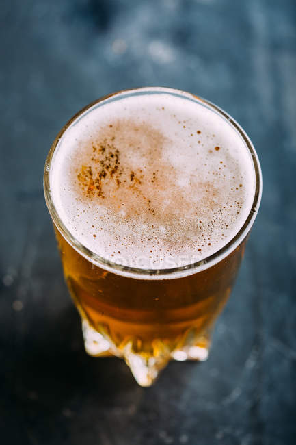 Bicchiere di birra su buio — Foto stock