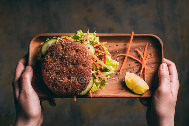 Bandeja con sándwich vegetariano - foto de stock