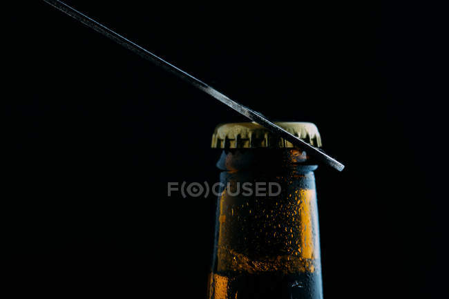 Garrafa de cerveja gelada no escuro — Fotografia de Stock