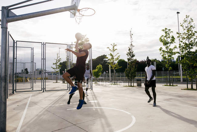 Грати в баскетбол чоловіки — стокове фото