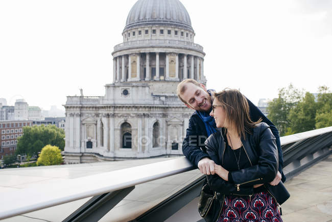 Paar posiert gemeinsam auf Aussichtspunkt — Stockfoto