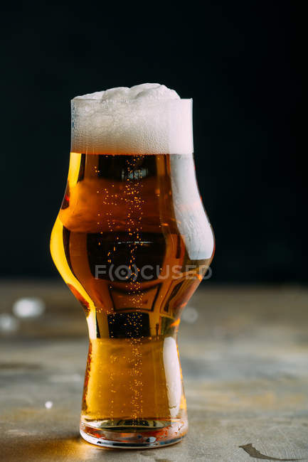 Стакан холодного пива в темноте — стоковое фото