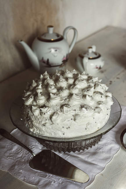 Gâteau meringue, sur la table — Photo de stock