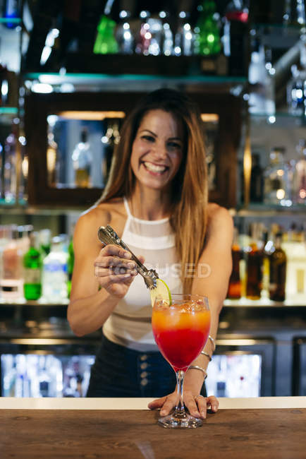 Жіночий бармен, який подає коктейль — стокове фото