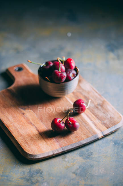 Kirschen im Holzschneidebrett — Stockfoto