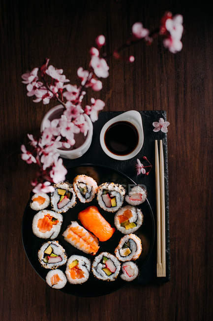 Sushi servito su tavolo di legno — Foto stock
