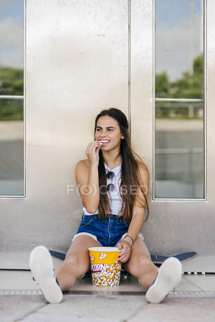 Cheerful girl posing with popcorn — Stock Photo