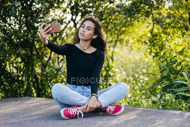 Lächelndes Mädchen beim Seflie im Park — Stockfoto