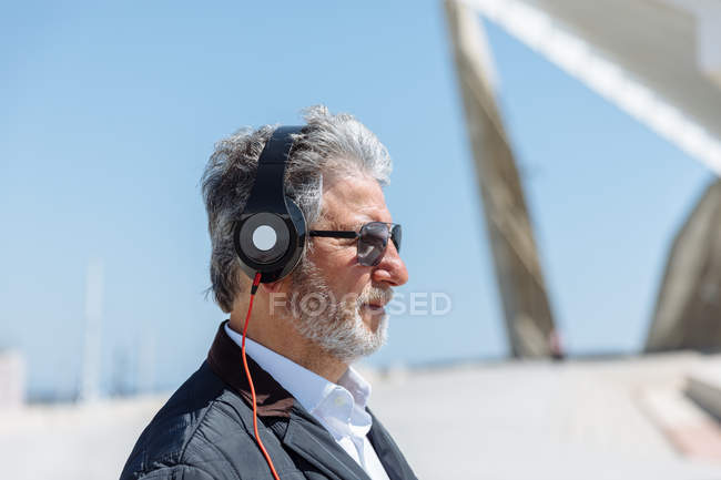 Vista lateral del hombre con auriculares - foto de stock