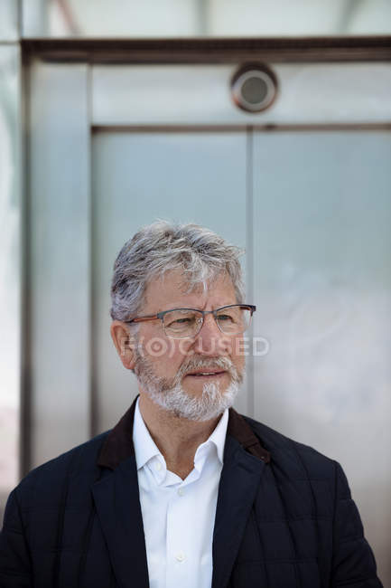 Elegante hombre mayor en gafas - foto de stock