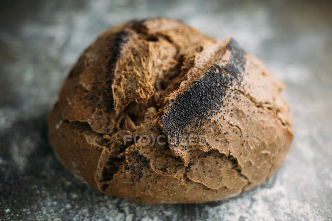 Рустикальний хліб на темряві — стокове фото