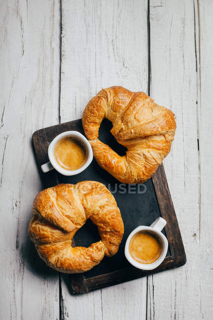 Xícaras de café expresso e croissants — Fotografia de Stock