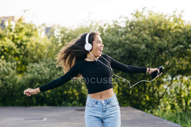 Allegro adolescente felice in cuffia — Foto stock