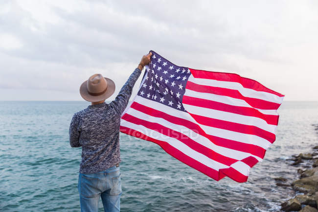 Hombre con bandera americana - foto de stock