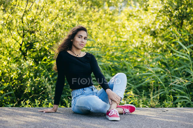 Smiling girl posing on ground — Stock Photo