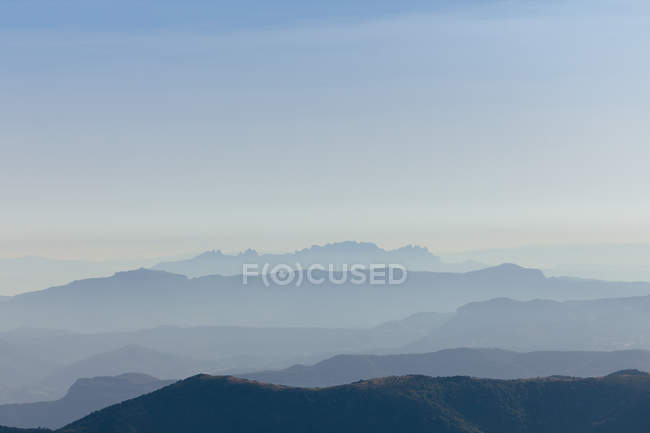 Paysage aux teintes pastel obscures montagnes — Photo de stock
