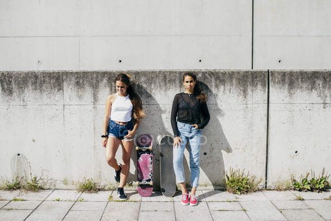 Молода дівчина позує з скейтборд — стокове фото