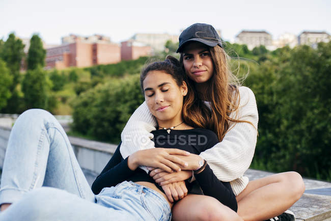 Schöne Freunde, die sich draußen umarmen — Stockfoto