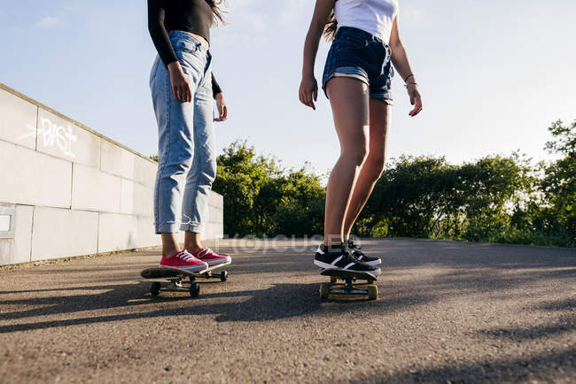 Les adolescents à cheval skateboards — Photo de stock