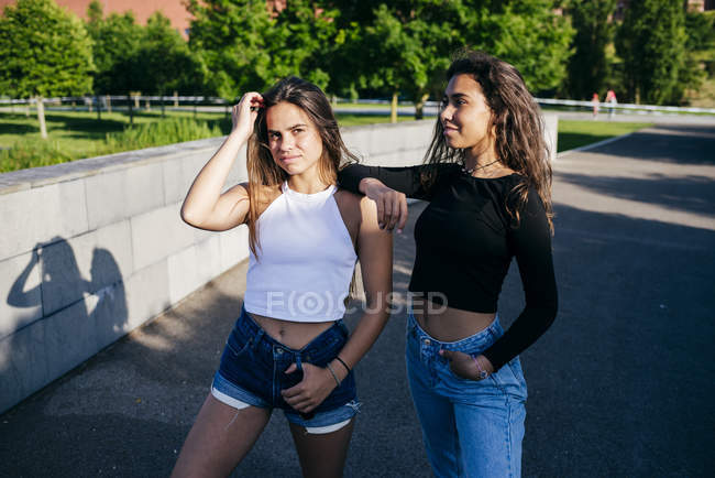 Chicas confiadas de moda en la calle - foto de stock