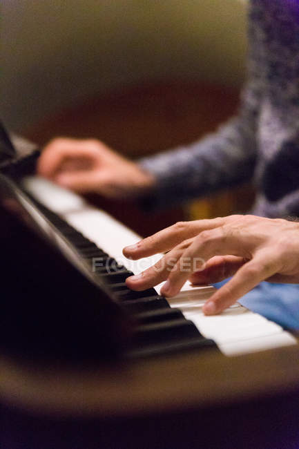 Обрізаний знімок людини, що грає на піаніно — стокове фото