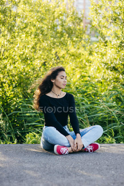 Sorrindo menina posando no chão — Fotografia de Stock