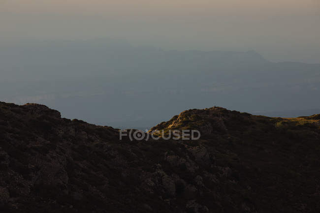 Bergrücken über pastellfarbener Landschaft — Stockfoto