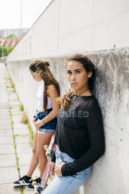 Adolescente con amigo posando afuera - foto de stock