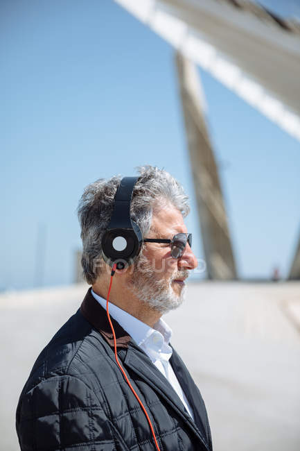 Vista lateral do homem com fones de ouvido — Fotografia de Stock