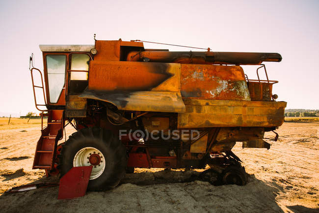 Burn combine harvesting abandoned — Stock Photo
