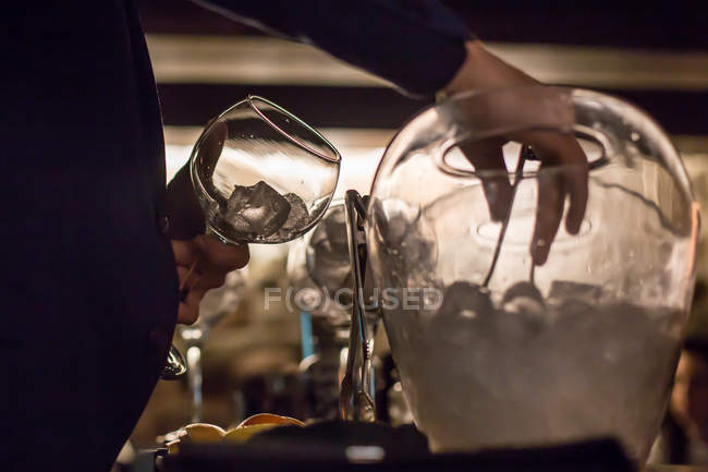 Барман готує коктейлі в пабі. — стокове фото