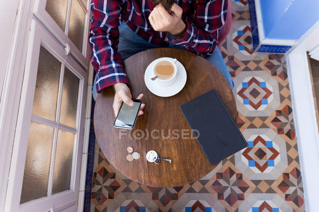 Man sitting at tab — Stock Photo