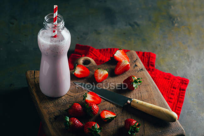Coupe de fraises sur planche à découper — Photo de stock