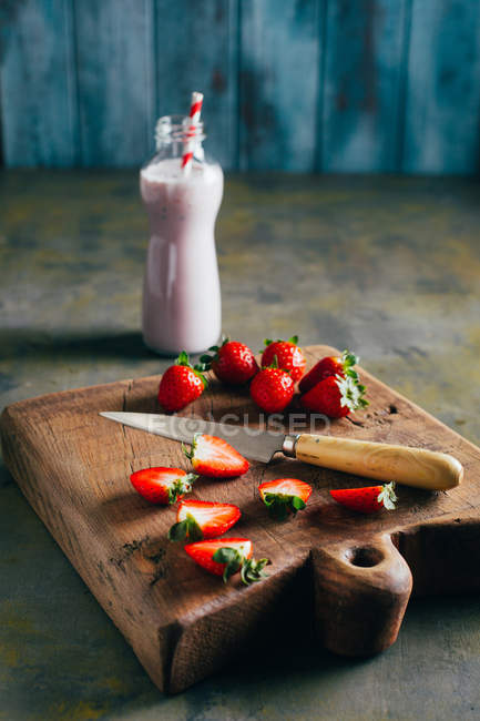 Обрізка полуниці на обробній дошці — стокове фото