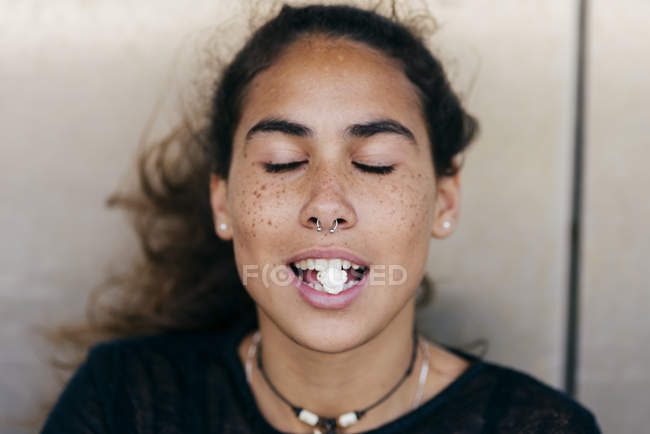Девушка с попкорном во рту — стоковое фото