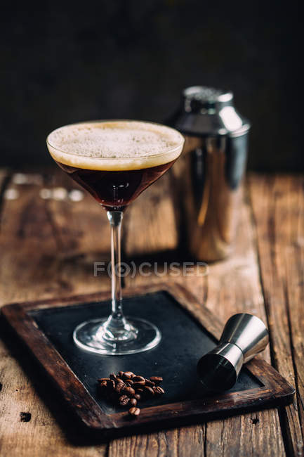 Cóctel de café en vaso de martini - foto de stock