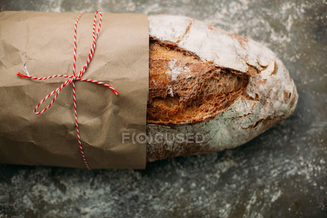 Pão rústico em escuro — Fotografia de Stock