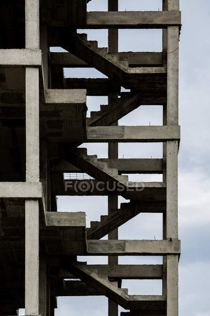 Vista de alto ângulo do edifício inacabado com escadas de concreto — Fotografia de Stock