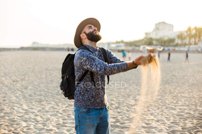 Allegro maschio che gioca con la sabbia — Foto stock