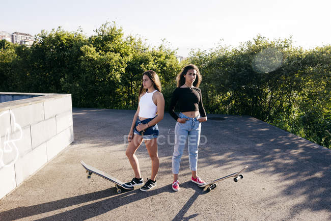 Впевнені дівчата з ковзанами — стокове фото