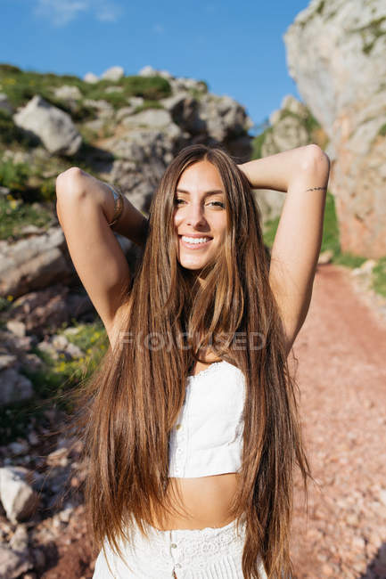 Девушка позирует на горной тропе — стоковое фото