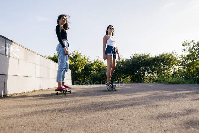 Teenagers riding skateboards — Stock Photo