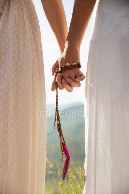 Recadrer deux femmes tenant la main — Photo de stock