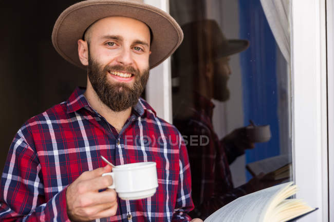 Homme élégant avec café et livre — Photo de stock