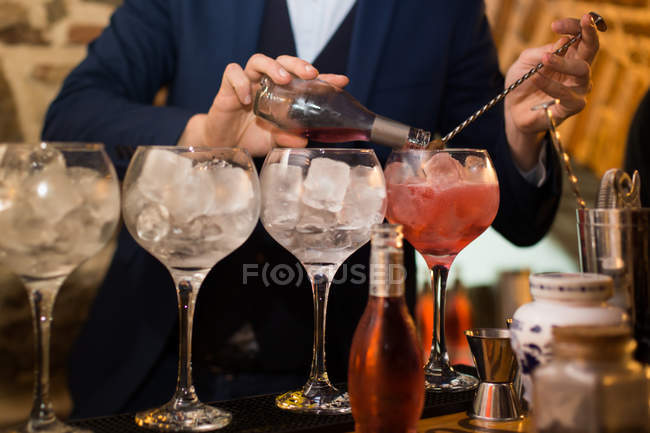 Barman preparing cocktails in pub — Stock Photo
