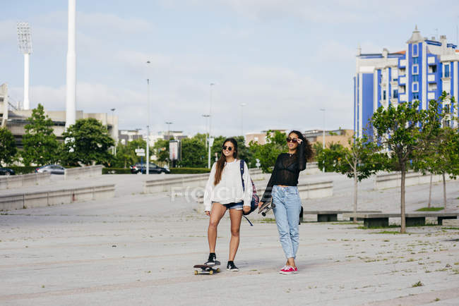 Chicas de moda en patinetas - foto de stock